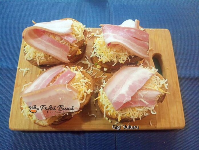 Sandviș cald cu ouă, mozzarella și bacon