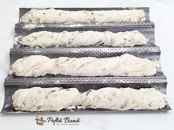 Baghete răsucite cu măsline, ceapă, parmezan rețetă de ciabatta