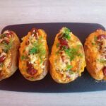 Cartofi cu brânză cheddar și cârnați cabanos