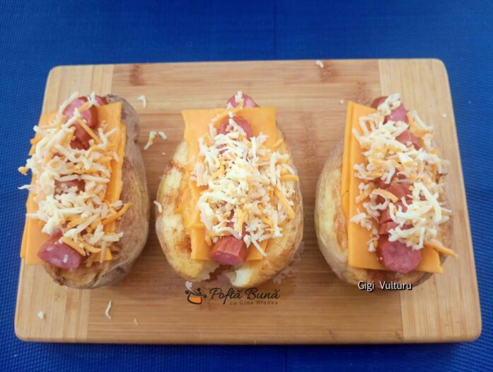 Mod de preparare pentru rețeta de cartofi cu brânză cheddar și cârnați cabanos