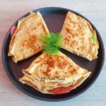 Clătite cu cremă de brânză, salam și mărar