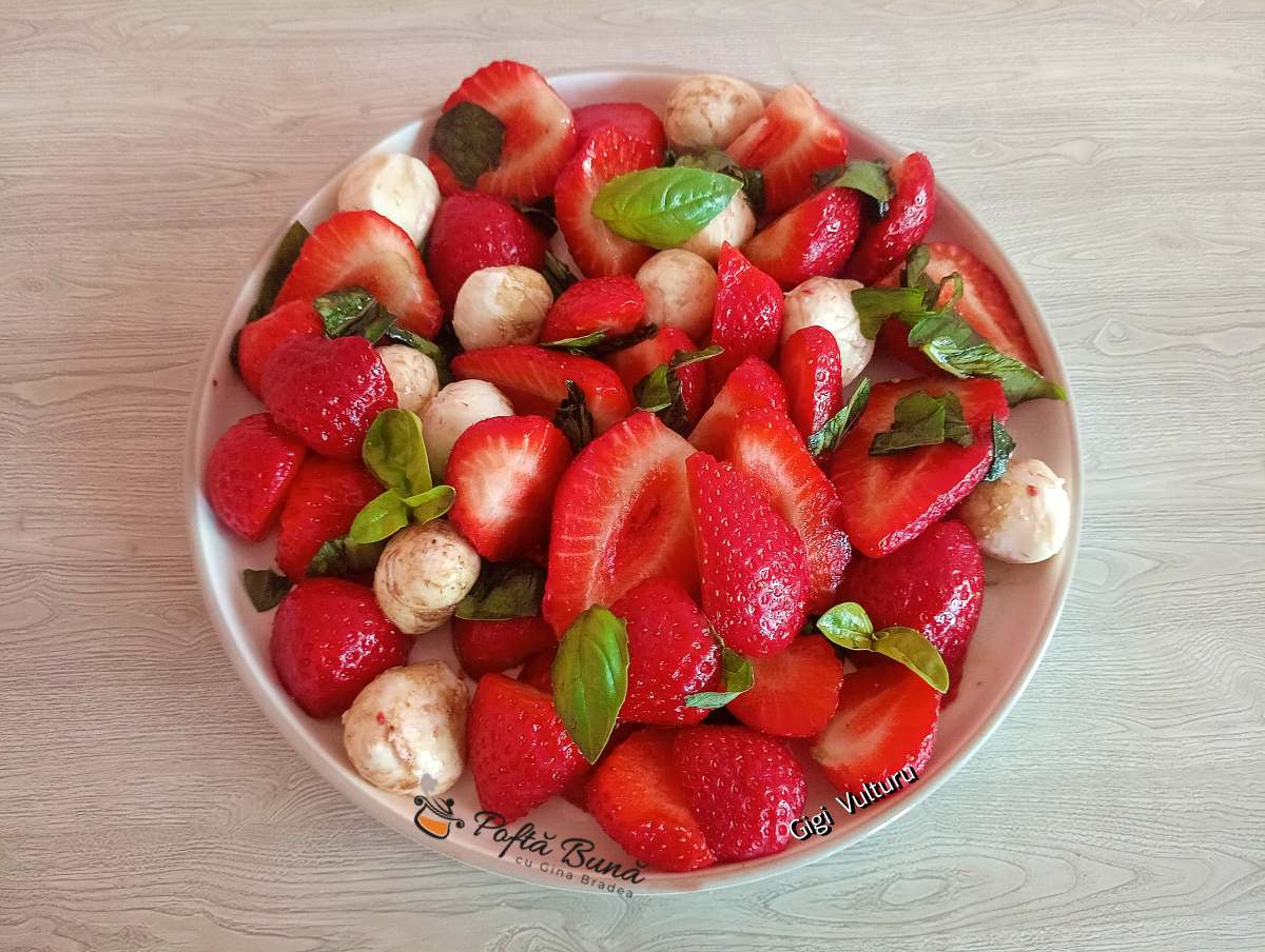 Salată Caprese cu căpșuni