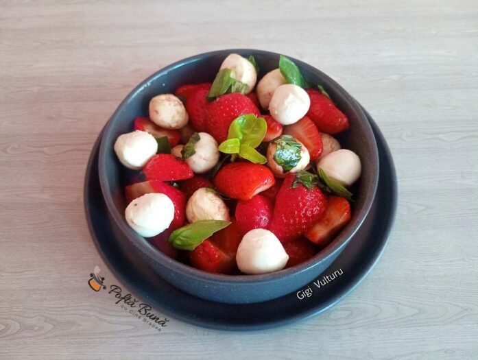 Salată Caprese cu căpșuni