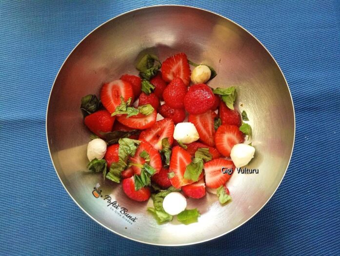 Mod de preparare pentru rețeta de salată Caprese cu căpșuni