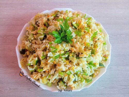 Salată de orez cu ouă și dovlecei