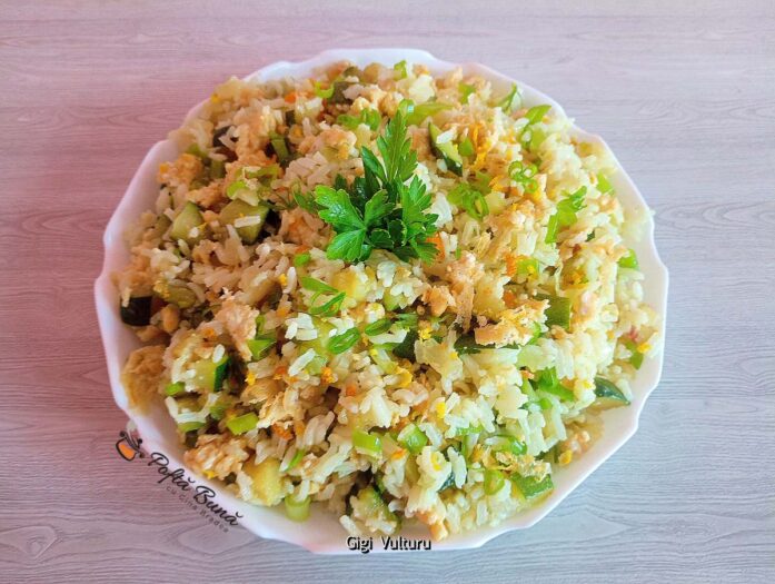 Salată de orez cu ouă și dovlecei