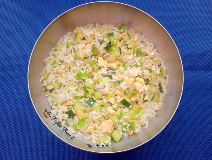 Mod de preparare pentru salata de orez cu ouă și dovlecei
