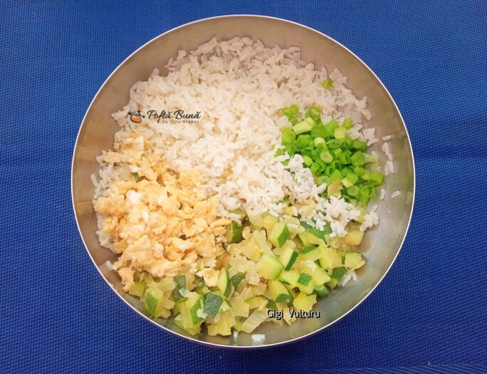 Mod de preparare pentru salata de orez cu ouă și dovlecei