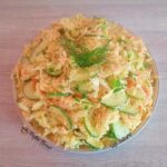 Salată de varză cu castraveți, ceapă verde și maioneză