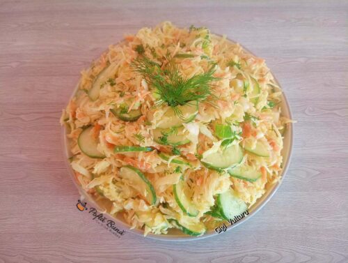 Salată de varză cu castraveți, ceapă verde și maioneză
