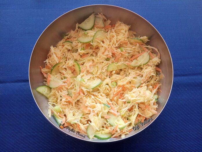 Mod de preparare - salată de varză cu castraveți, ceapă verde și maioneză