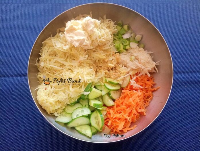 Mod de preparare - salată de varză cu castraveți, ceapă verde și maioneză