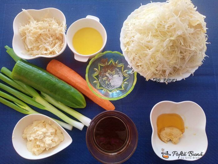 Ingrediente - salată de varză cu castraveți, ceapă verde și maioneză