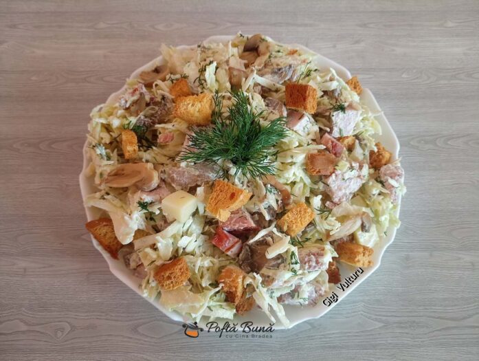 Salată de varză cu kaizer, cașcaval și ciuperci
