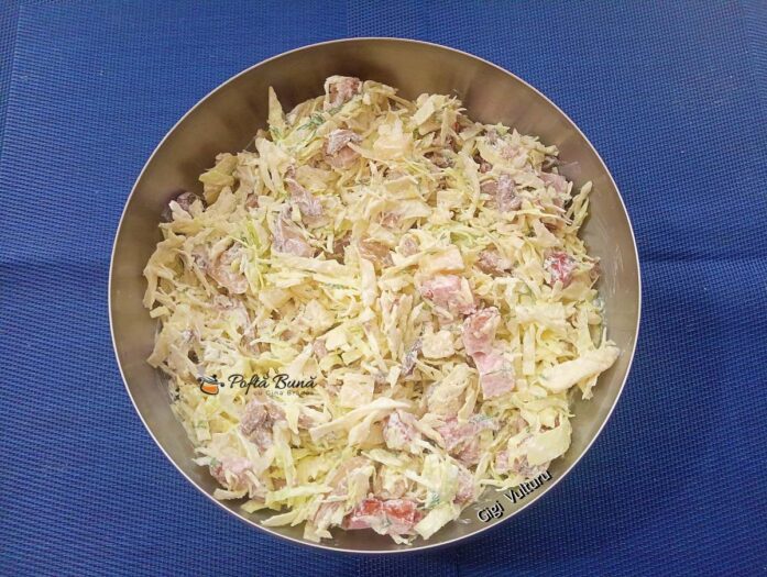Mod de preparare pentru salata de varză cu kaizer, cașcaval și ciuperci