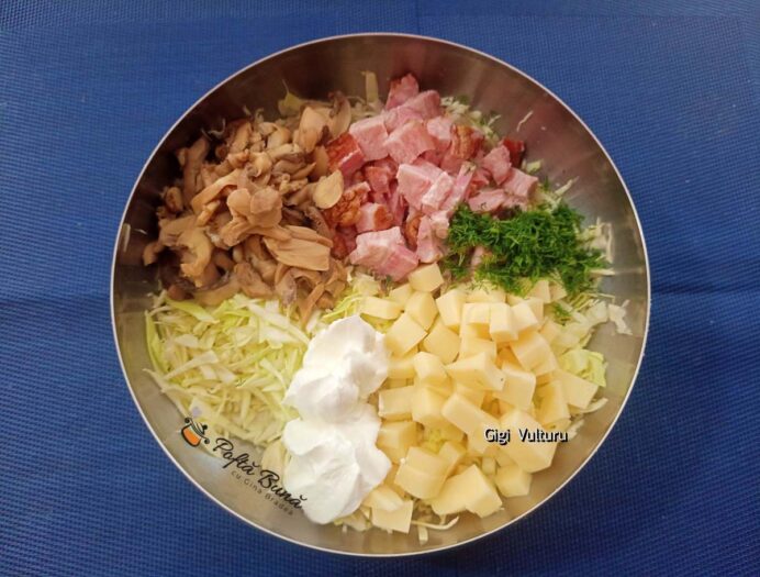 Mod de preparare pentru salata de varză cu kaizer, cașcaval și ciuperci