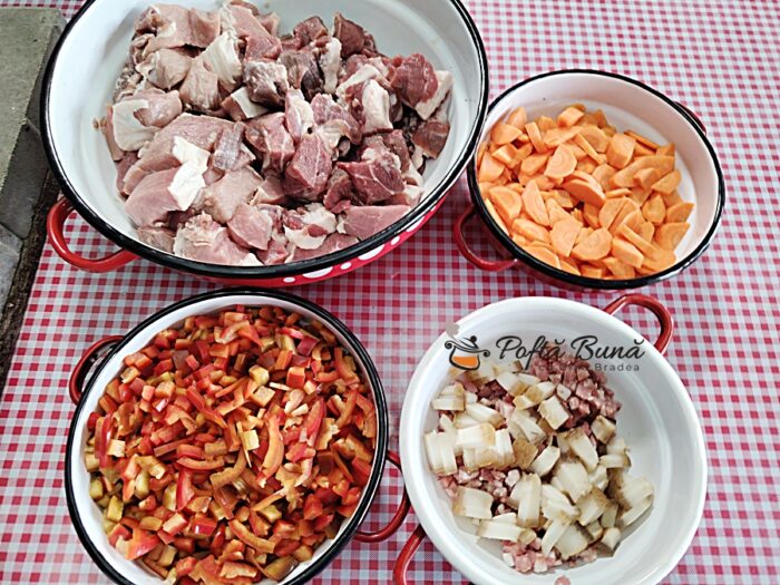 Gulaș unguresc de porc Mangalița cu cartofi și găluște (csipetke)