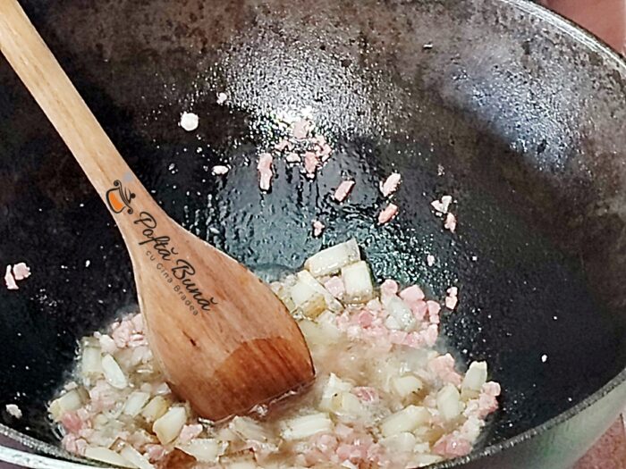 Gulaș unguresc de porc Mangalița cu cartofi și găluște (csipetke)