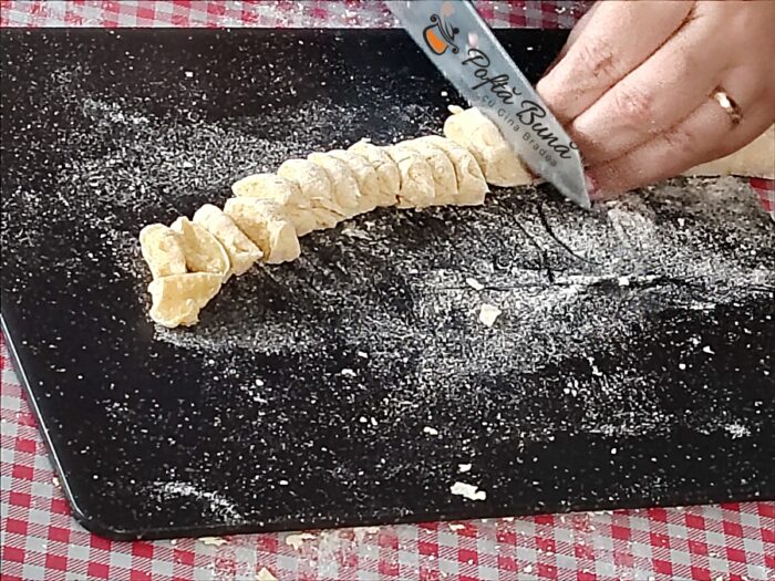 Gulaș unguresc de porc Mangalița cu cartofi și găluște (csipetke)