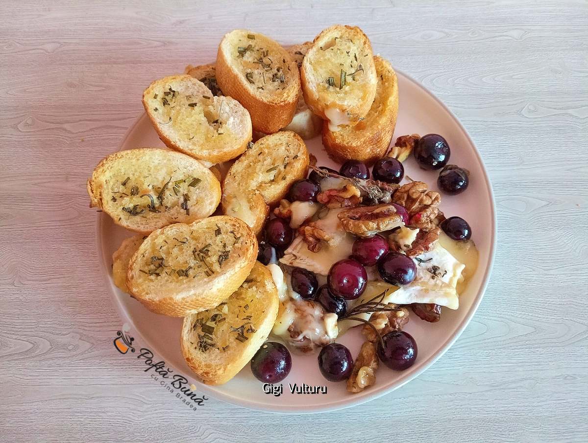 Brânză brie cu baghetă, afine, nuci și miere la cuptor