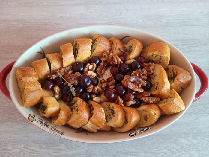 Brânză brie cu baghetă, afine, nuci și miere la cuptor
