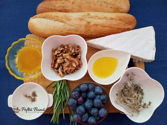 Brânză brie cu baghetă, afine, nuci și miere la cuptor
