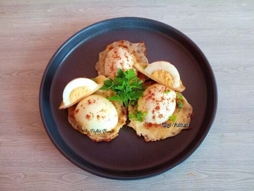 Ouă fierte în crustă de parmezan și mozzarella