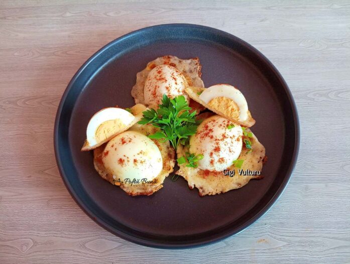 Ouă fierte în crustă de parmezan și mozzarella