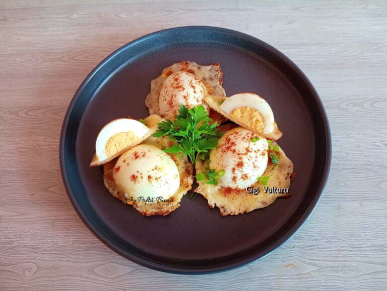 Ouă fierte în crustă de parmezan și mozzarella