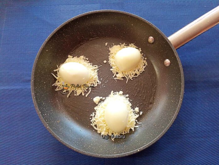 Cum se face rețeta de ouă fierte în crustă de parmezan și mozzarella