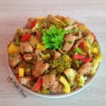 Piept de pui cu broccoli, ardei și sos de soia