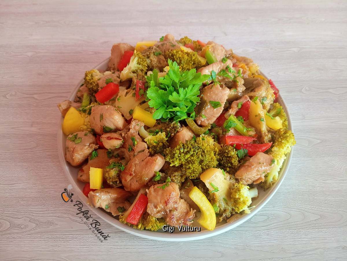 Piept de pui cu broccoli, ardei și sos de soia