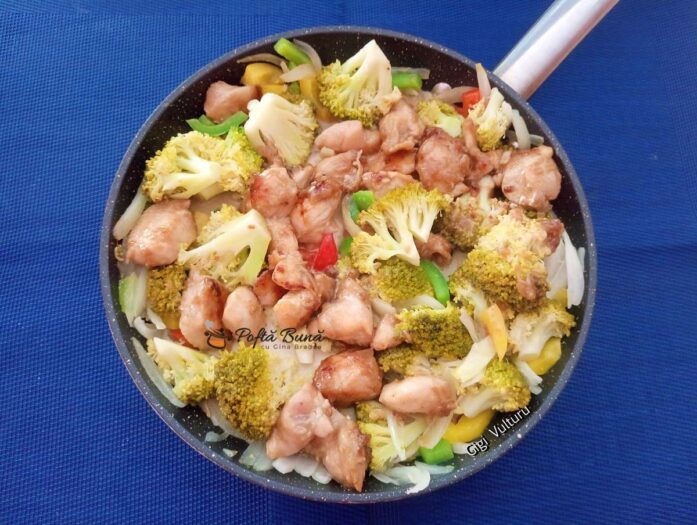 Mod de preparare pentru rețeta de piept de pui cu broccoli, ardei și sos de soia