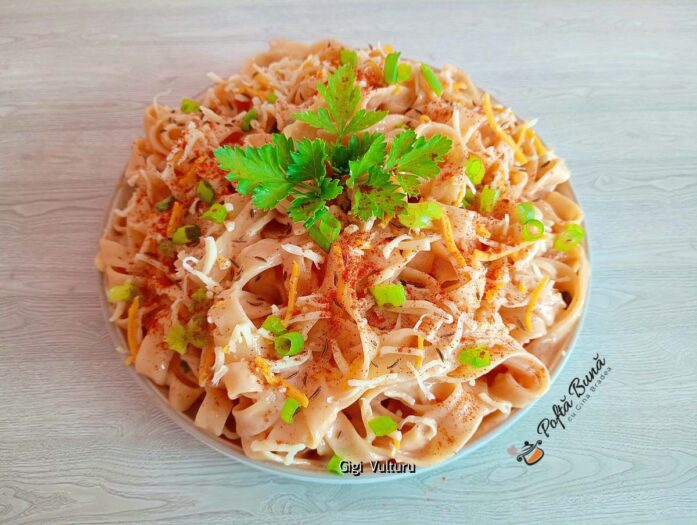 Tagliatelle cu sos de brânză și smântână