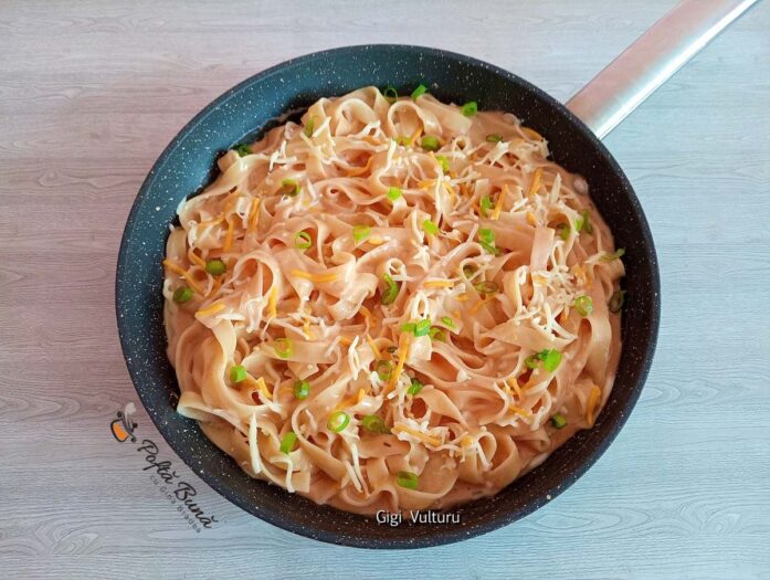 Tagliatelle cu sos de brânză și smântână