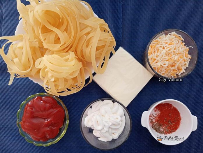 Ingrediente pentru tagliatelle cu sos de brânză și smântână