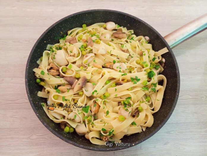 Tagliatelle cu usturoi și fructe de mare Tagliatelle cu usturoi și fructe de mare