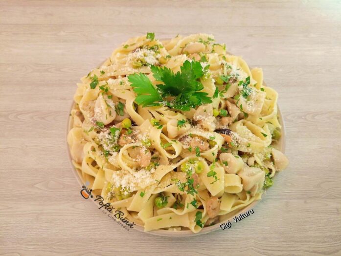 Tagliatelle cu usturoi și fructe de mare Tagliatelle cu usturoi și fructe de mare