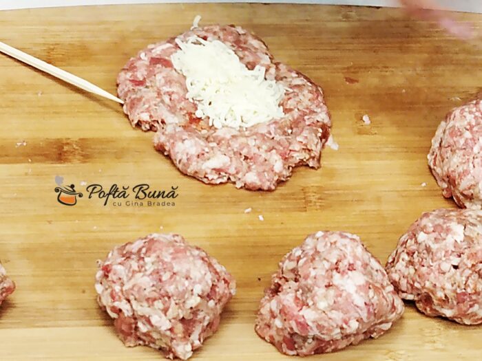 Frigărui din carne tocată cu bacon și cașcaval