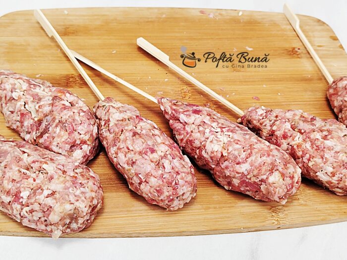 Frigărui din carne tocată cu bacon și cașcaval