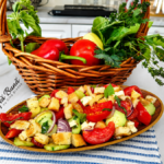 Salată de roșii cu castraveți, brânză și crutoane