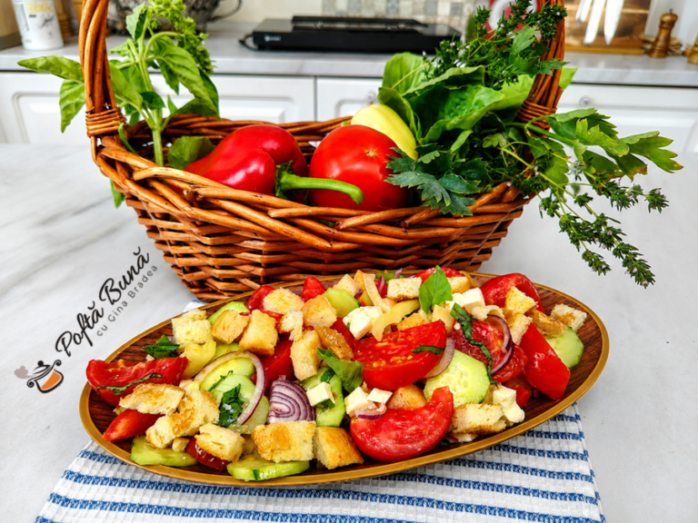 Salată de roșii cu castraveți, brânză și crutoane