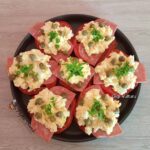 Aperitiv din roșii cu ouă, brânză și salam