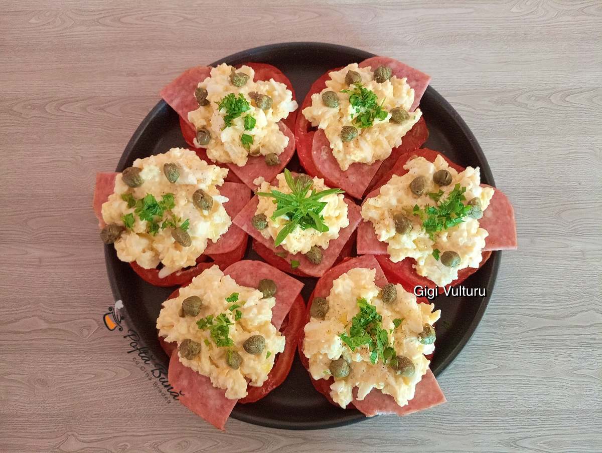 Aperitiv din roșii cu ouă, brânză și salam
