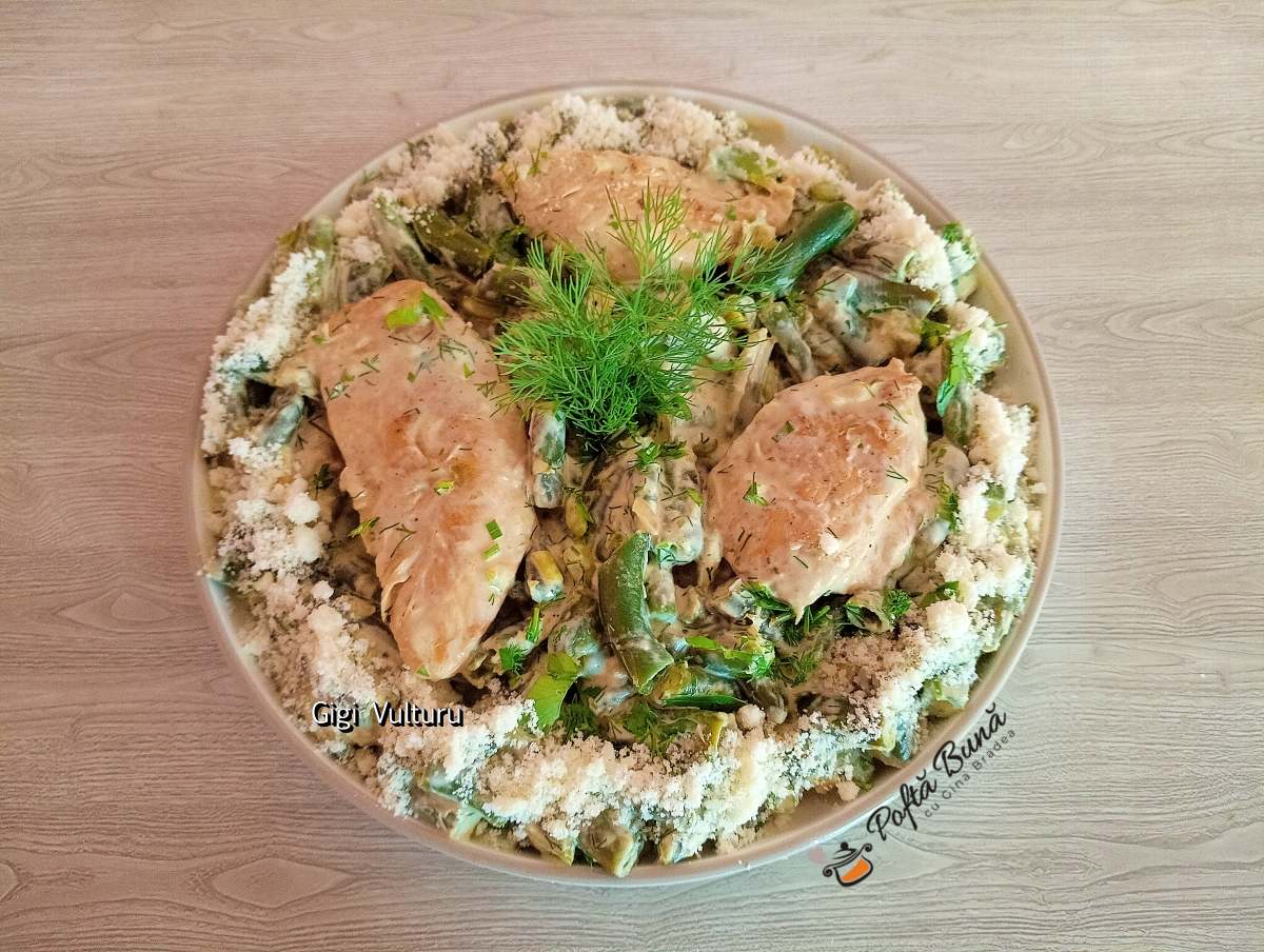 Piept de pui cu smântână și fasole verde