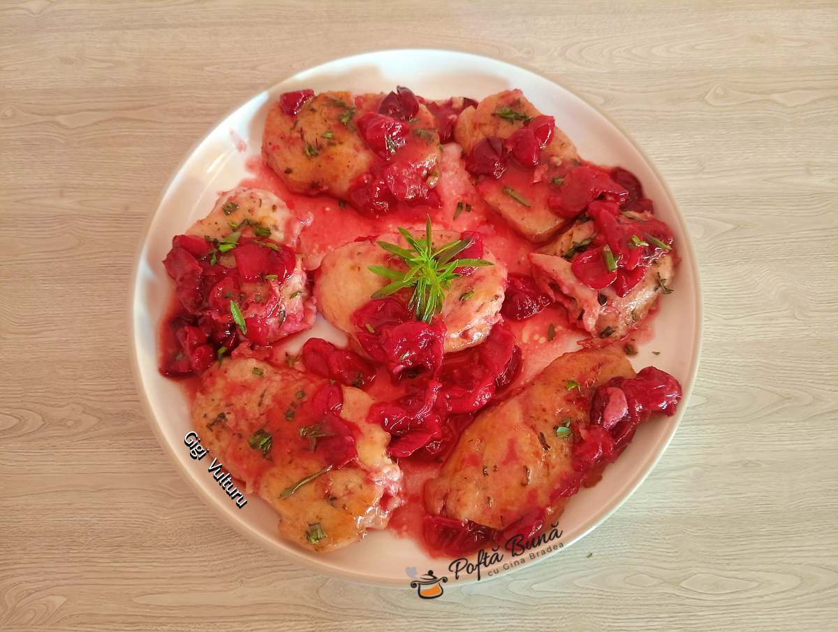 Piept de pui cu sos de vișine