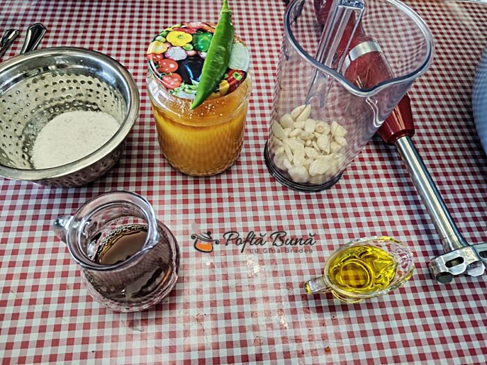Ingrediente pentru salata de castraveți cu ceapă și mărar pentru iarnă