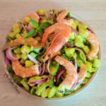 Salată de creveți, ceapă roșie și castraveți