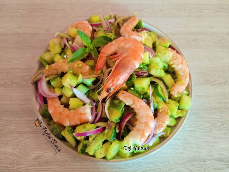 Salată de creveți, ceapă roșie și castraveți