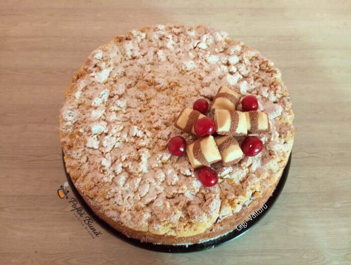 Tort cu vișine, cremă de brânză și aluat fraged